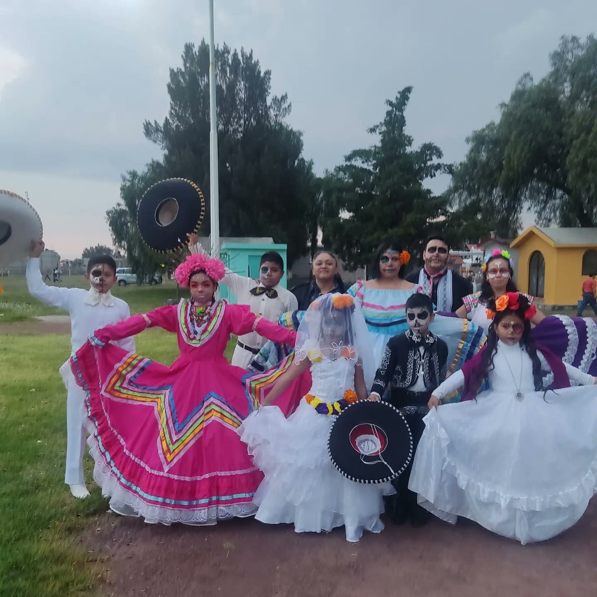 sandraxjimenez1's tweet photo. #DiadeMuertos2022
#SandraJimenez
#Folkloreando
#BalletXochitlXipilli https://t.co/FhR2PKcNjG