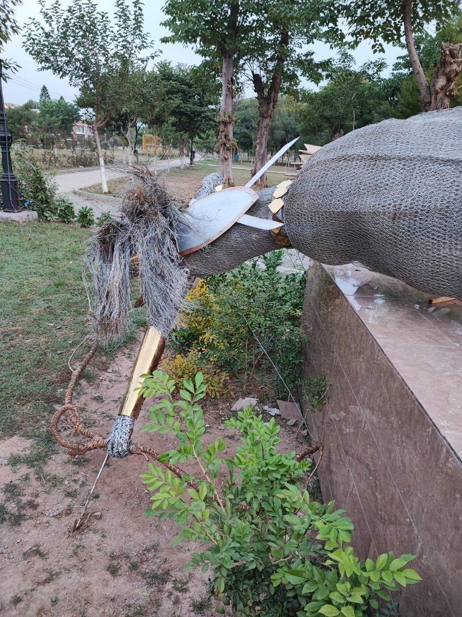 Islamabadies's tweet photo. Shameful Act: Pakistan's first and biggest wire sculpture in #Islamabad's #KachnarPark i-8, has been vandalised. This greek archer sculpture was presented by a great artist #Harfan whos art is exhibited at public places, took 73 days to completed, weighing 150 kg, 8.6 feet tall. https://t.co/KeJZRnMDJ5