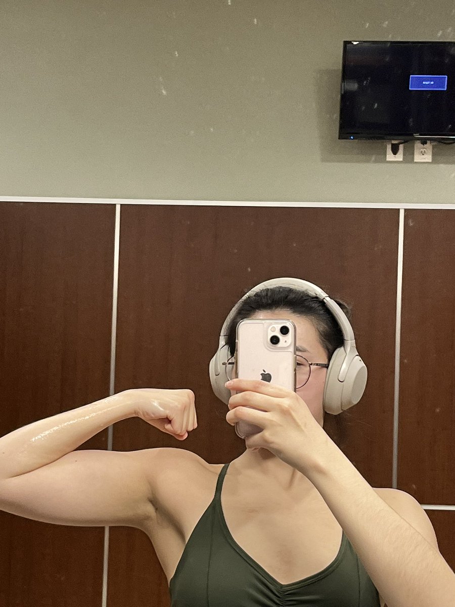 AisuluuS's tweet photo. This is certified muscle mommy moment.. lol I can’t …those tiktok trends tho 😭 https://t.co/c1pjHoINTS
