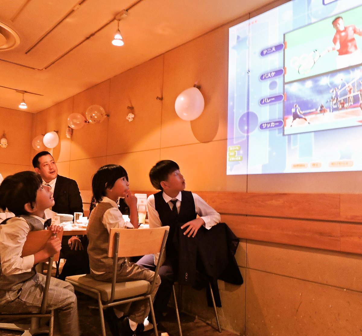 wedding2ch's tweet photo. 2次会チャンネルの企画するウェディングパーティで頻繁に利用させていただいております。
この日はお子様も多数参加して盛り上がりました
#イベントde投票 　https://t.co/epXv2Re8SG https://t.co/XnnVNx23MY