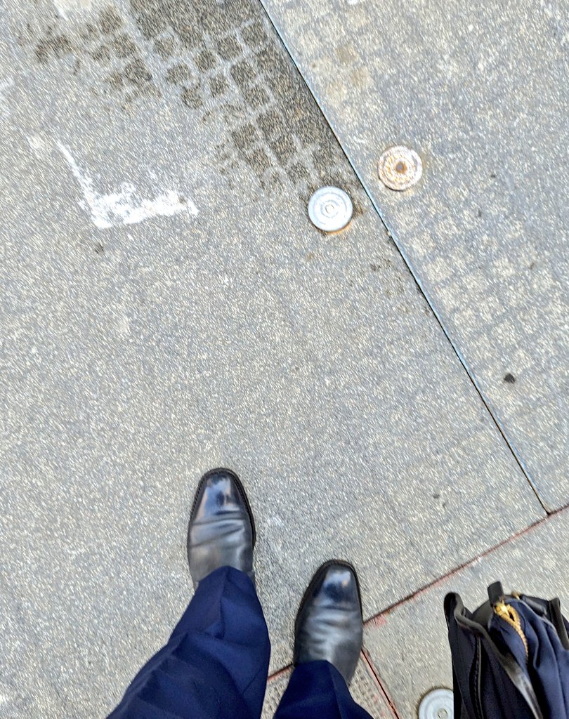 atsuro75's tweet photo. 人知れず
こうゆう工事中の地面だと
底が抜けて落ちるんじゃないか
という恐怖と隣り合わせです
今日はちょっとカジュアルに
トリッカーズのネイビーブーツ♪ https://t.co/g4eTgUjVXj