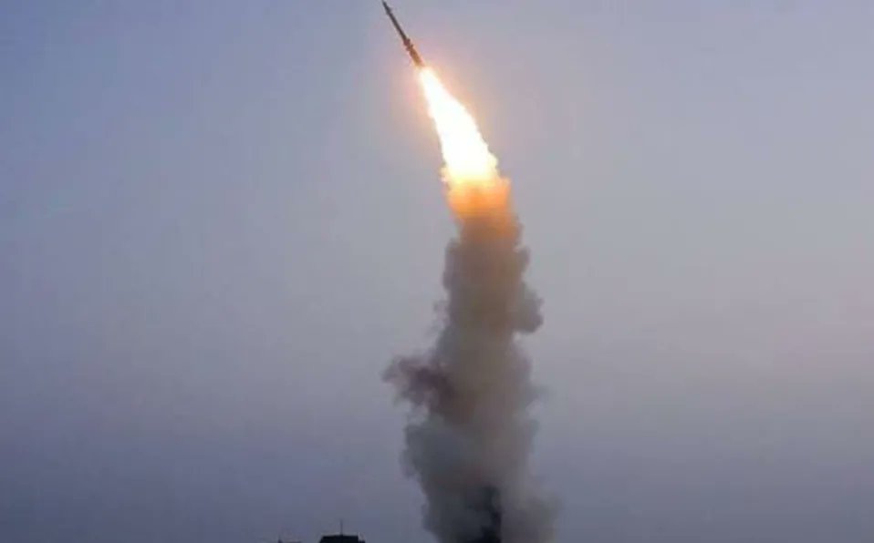 Milenio's tweet photo. Corea del Norte lanza más de 10 misiles balísticos; Seúl responde a provocación

https://t.co/BXzSqzIWZa https://t.co/Y31aphAnjB
