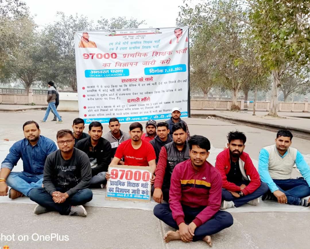 Im_namangupta's tweet photo. लगातर चार वर्षों से गुमराह करने वाली सरकार आखिर भावी शिक्षकों के साथ सौतेला व्यवहार क्यों कर रही है? 
आंकड़ों में गुमराह करने की आदत इनकी पुरानी है,
इस बार हर हाल में शिक्षक भर्ती लानी है।।
अबकीबार 97000
#UPdemands_primary_teachers
@myogiadityanath @thisissanjubjp 
@RajatsinghAU https://t.co/rrXs8s2ogd