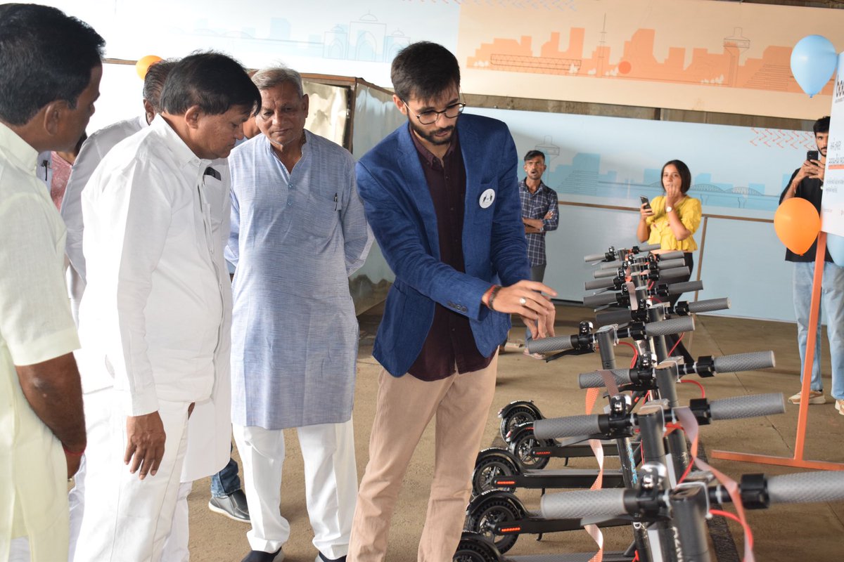 ridebooz's tweet photo. Booz e-kick scooters officially launched for the people of Ahmedabad on 31/10 by @kiritjparmarbjp @HiteshBarotBJP at Riverfront. @SRFDCL &amp; @AmdavadAMC becomes 1st Asian city to launch e-kick scooters for recreational purposes #Ahmedabad @itisrutvij https://t.co/1c6KHMwWpN