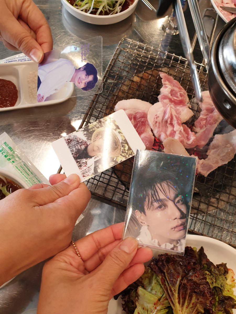 msy9333's tweet photo. 정국이 고기집을 찾아서~ 🐰🐰
묻지마..고기를 추천해주셔서 묻지마 고기 냠냠
싸인한번 보고 고기하나 먹고 싸인한번 보고 
고기하나 먹고~ 💜
#TheConcertTour #PermissiontoDance    #PCAs https://t.co/irmGHQqzqB