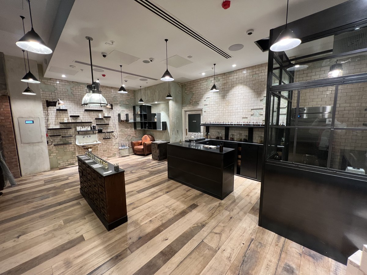 CumberlandGroup's tweet photo. Here's a peek into our finished #shopfit for #LeLabo @BatterseaPwrStn
When you enter the store, it genuinely feels like you are in a laboratory. The placement of the lighting, the detailed brickwork, tiles on the walls all the aesthetics bring it to life.
#Retail#InteriorDesign https://t.co/6ixG7yiqoC