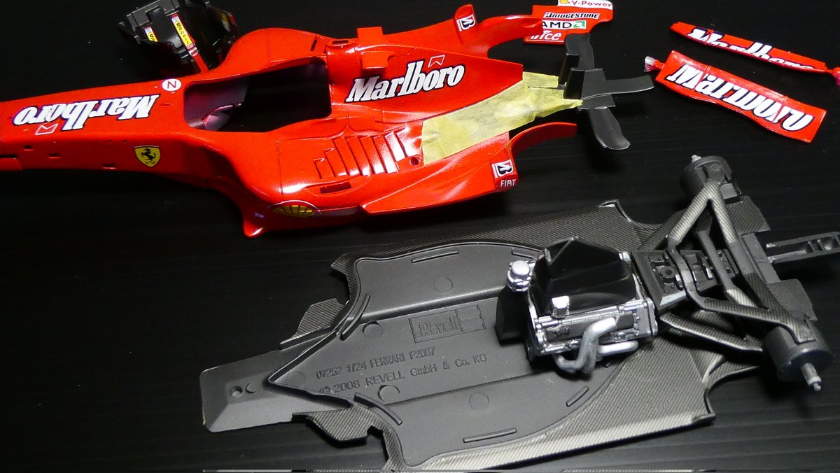 zz60g's tweet photo. マルボロマークとつや消しクリアは七難隠すと昔から言われていますね。
案の定、デカールに手を焼いております。
#Over2000sF1コンペ
#revell #ferrarif2007 https://t.co/wPUYORN90b