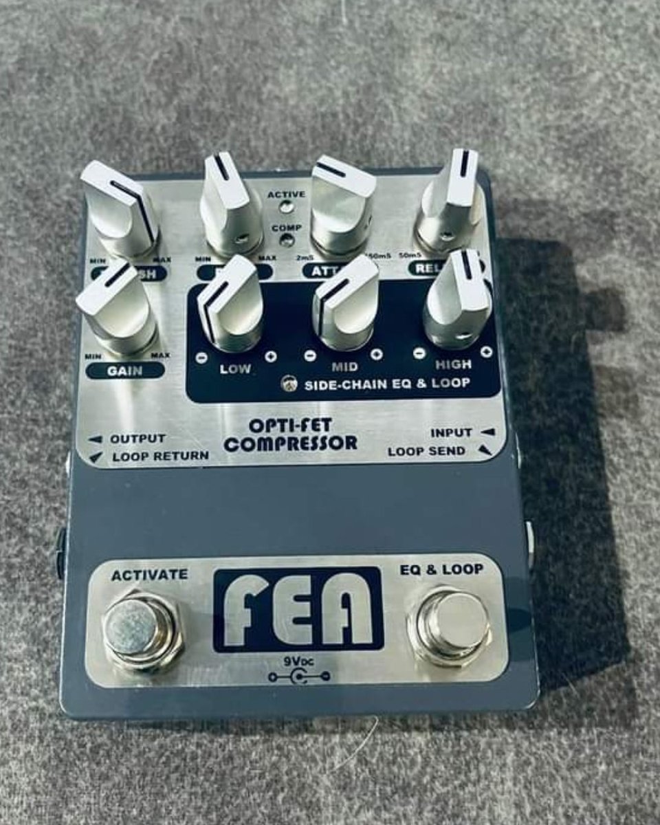 flautosaurio's tweet photo. Cuando me preguntan cómo consigo ese sonido mío tan característico, respondo que tengo un secreto: uso una pedalera de efectos para que la flauta me suene así https://t.co/R3RGLz0vha
