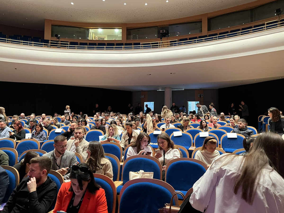 duivestein's tweet photo. Vandaag ben ik de afsluitende keynotespreker over ons boek Real Fake op de Allweb conferentie. Fraaie locatie, mooi podium. #zinin #realfake #echtnep #allwebal https://t.co/Wu9mestKCn