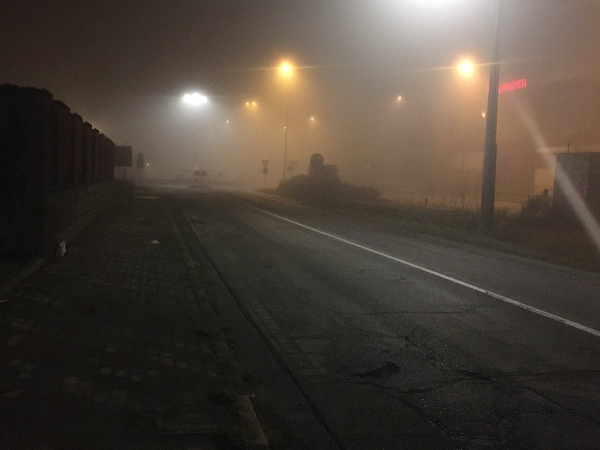 Lion__76's tweet photo. Ieri sono tornato a piedi dal ristorante e già c era la nebbia umidissima ... stamattina splende il sole..... scherzo ovviamente 
Buongiorno 😎 https://t.co/eGxJfHto4P
