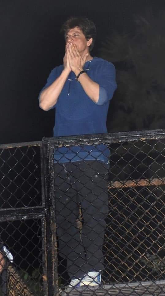 sauravyadav1133's tweet image. जन्मदिन मुबारक शाहरुख.तुम्हारा फर्श से अर्श तक का सफर शानदार है.तुम इसलिए भी खास हो क्योंकि तुम्हारे साथ एक पूरी पीढ़ी जवान हुई है..तुमने अपने जुझारूपन से ये साबित किया है कि कोई भी खुली आंखों से देखा गया सपना पूरा हो सकता है,बस नियत, मेहनत और कोशिश ईमानदार हो।अपनी जिद और