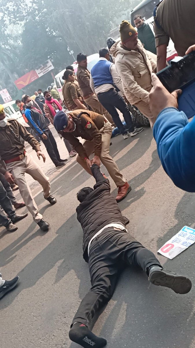 RajatsinghAU's tweet photo. एक ही सपना, एक ही उद्देश्य - प्राथमिक शिक्षक भर्ती 
#UPdemands_primary_teachers https://t.co/P0YkGkTXmB