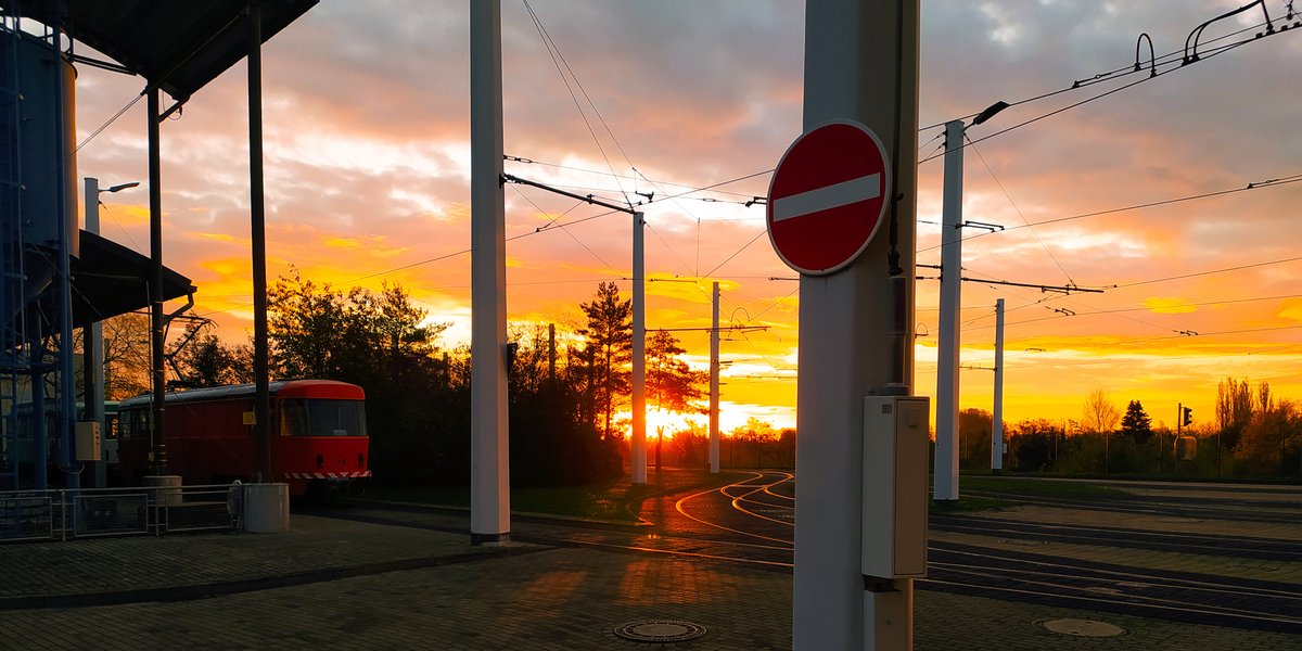 magdeburger73's tweet photo. Das (einzig) schöne am Frühdienst, sind die Sonnenaufgänge. ;)
#Magdeburg,#bestworkingplace,#tram,#sunrise https://t.co/LbIjWGdtch