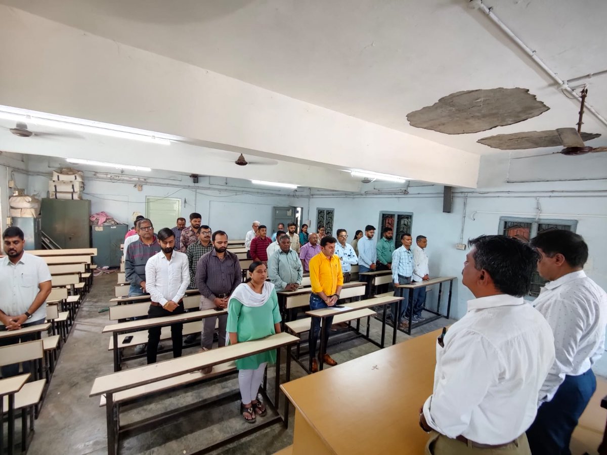 મોરબી ઝૂલતા પુલ અકસ્માત માં જીવ ગુમાવનાર અનેક કુટુંબો ને આજ રોજ જામનગર તાલુકા પંચાયત માં પ્રાર્થના સભા કરી ને શ્રદ્ધાંજલી આપી બે મિનિટ નું  મૌન રાખવામાં આવ્યું. #MorbiBridgeCollapse
 #Gujarat_with_Morbi  <a href="/CollectorJamngr/">Collector Jamnagar</a> <a href="/brijeshmeja1/">Brijesh Merja</a> <a href="/ddojamnagar2/">DDO JAMNAGAR</a> <a href="/CMOGuj/">CMO Gujarat</a> <a href="/mopr_goi/">Ministry of Panchayati Raj, Government of India</a> <a href="/pkumarias/">Pankaj Kumar</a>