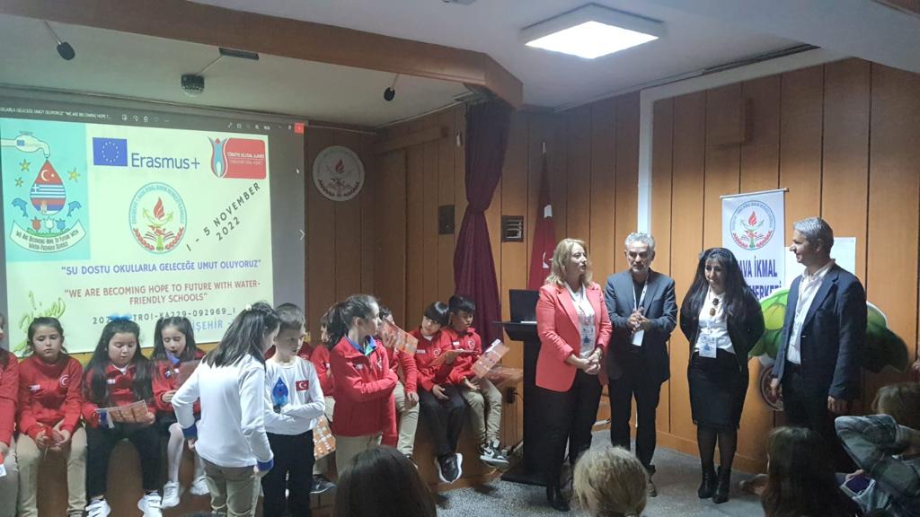 Koordinatörü olduğumuz  projemizin Türkiye Öğrenci Hareketliliğinin ilk gününde, 3 ülkenin milli marşları söylendi. Konuklarımız proje sergisini ve okulumuzu gezdi.
<a href="/abbaskanligi/">T.C. Dışişleri Bakanlığı Avrupa Birliği Başkanlığı</a> <a href="/ulusalajans/">Türkiye Ulusal Ajansı 🇹🇷 Turkish NA</a> @eskisehir_mem <a href="/odunpazarimem/">odunpazarımem</a>
<a href="/1Havaikmal/">1. Hava İkmal Bakım Merkezi İlkokulu</a> <a href="/erasmuswaterfr1/">erasmuswaterfriendlygreece</a>
@erasmusclimatechange