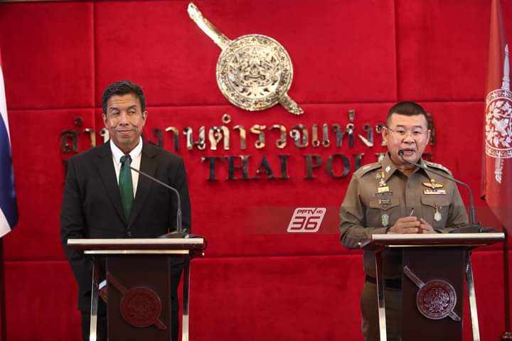 pran2844's tweet photo. ผบ.ตร.แถลงหลังประชุมร่วมกับผู้ว่าฯกทม.ว่า​ ตั้งแต่เข้ามาดำรงตำแหน่ง​ ผบ.ตร.ยังไม่พบบ่อนใน​กทม.การที่มีนักพนันออกมาบอกว่า​ 1​ บ่อน​ 1​ โรงพัก​ จึงไม่ใช่เรื่องจริง

ดูข่าวแล้วกูขำสายตาชัชชาติ​ ตอนที่​ผบ.ตร.บอกว่า​ ไม่มีบ่อนในกรุงเทพฯ https://t.co/g31qQzg21F