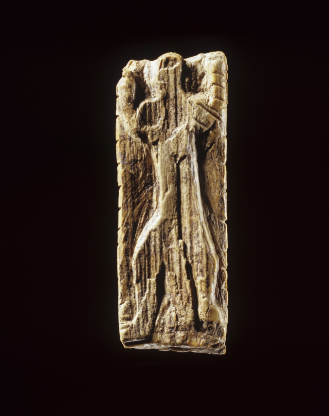 For #ReliefWednesday the oldest known relief: It was carved in mammoth ivory some 40,000 years ago and depicts a figure with raised arms (and an animal tail?). The figure has been identified as a worshipper as well as a #lion man. Found in the Geißenklösterle...1/2 #IceAge