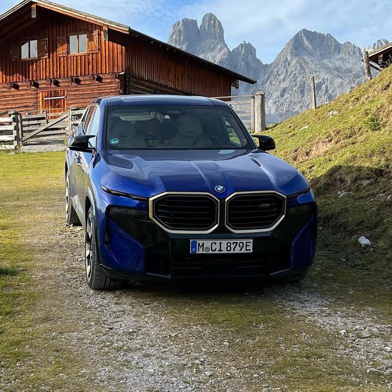 Marina Bay Blue BMW XM. Still looks rather bold out in the 'wild' Snaps by Markus Flasch