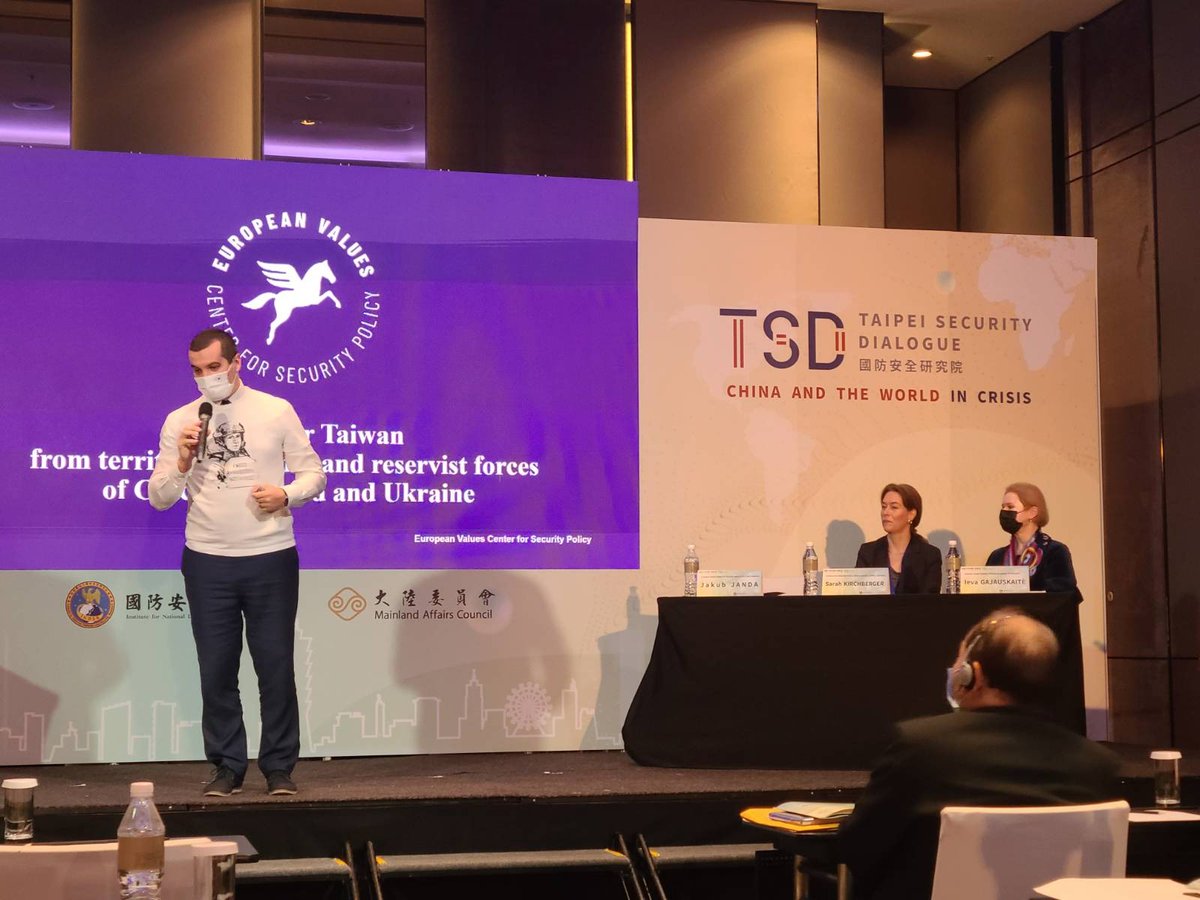 Today at @INDSRTW Taipei Security Dialogue, I spoke about territorial & reservist force lessons from Ukraine for defense of Taiwan. I took @ZelenskyyUa T-Shirt 'I need ammo, not a ride' to stress out the need for real political will & huge stocks, not only policies and words.