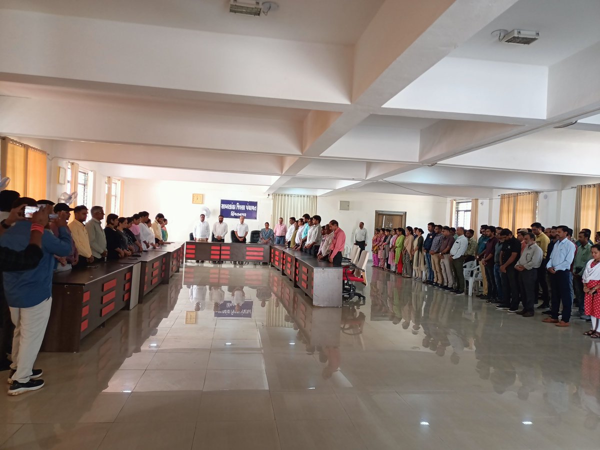 sabarkanthadp's tweet photo. મોરબીની દુર્ઘટનામાં જીવ ગુમાવનારા દિવંગત આત્માઓની  શાંતિ તેમજ તેમના પરિવારજનોને પરમાત્મા આ આઘાત સહન કરવાની શક્તિ આપે...
ૐ શાંતિ..

#Gujarat_With_Morbi

@CMOGuj @pkumarias @vmittra @dipst2003 @InfoSabarGog @InfoGujarat @GujPRHDept https://t.co/yCckKwpMI5