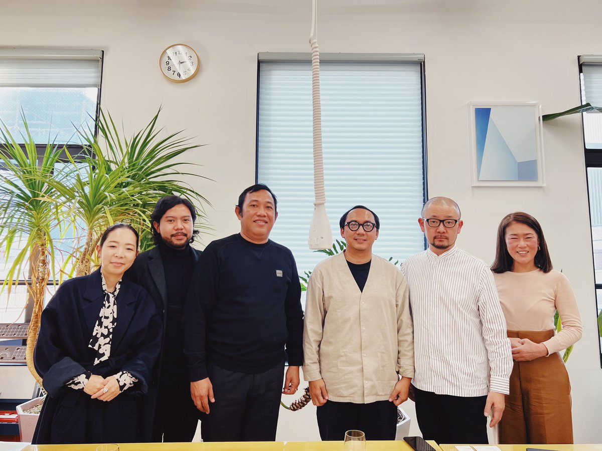 インドネシアのデザイナーandi rahmat さんとインドネシアtubaba(地区の名前)の知事さんが遊びにきてくれました。andi さんがtubaba のブランディングを担当してるとのこと。お聞きしたプロジェクトの内容が素敵で進んでて驚きです。小中学のアートスクールなどなど、近いうち視察に行ってみよう。
