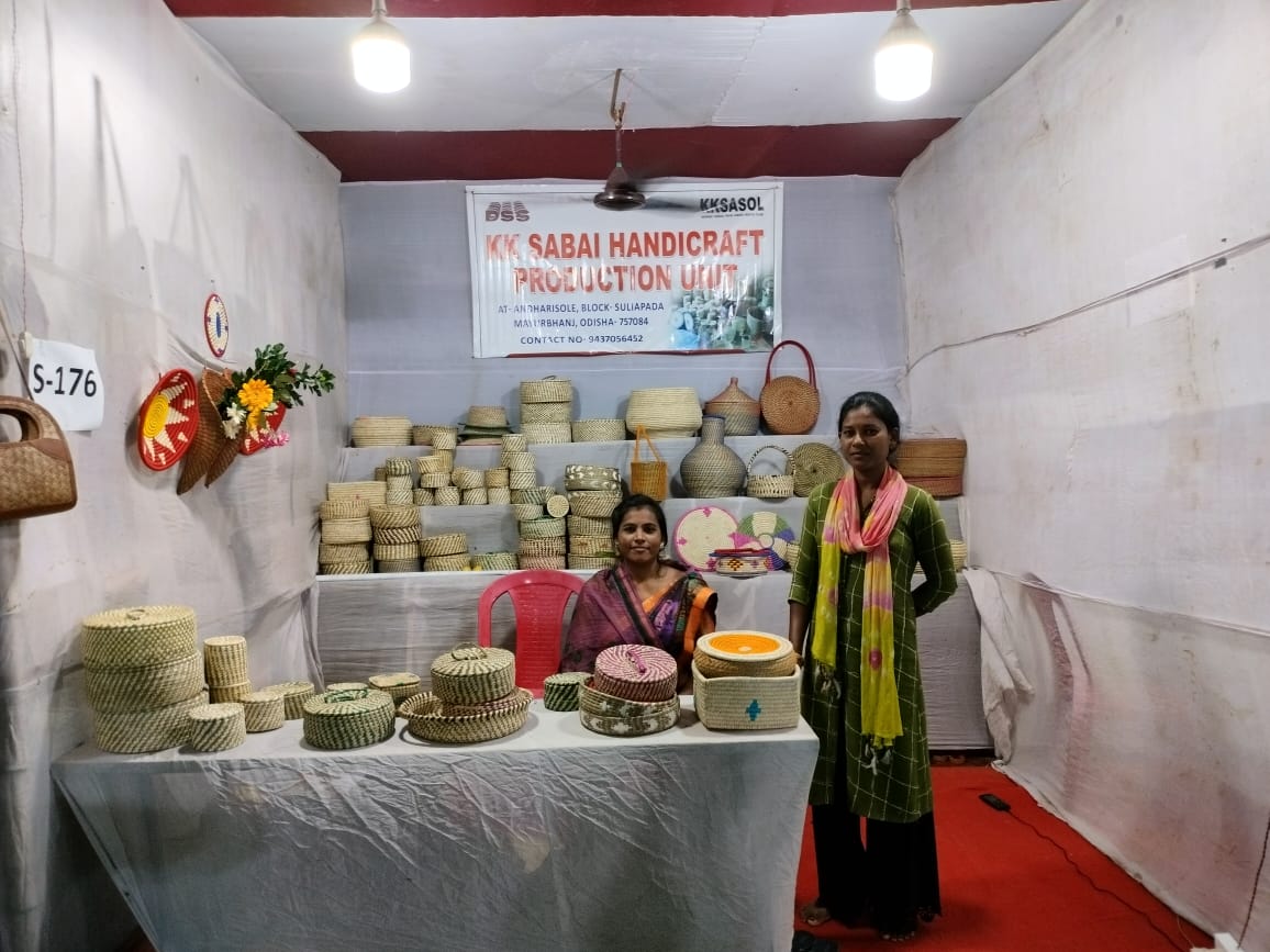sidbiofficial's tweet photo. With a view to provide a #marketlinkage platform to #tribal #micropreneurs, #SIDBI supported #Adivasi Mela at #Bhubaneswar, where tribal entrepreneurs #exhibited their produce. #SIDBIMSME #Tribalpreneurs #Swavalamban #ClusterDevelopmentInitiative #AmritMahotsav https://t.co/CaQh0qwFIa