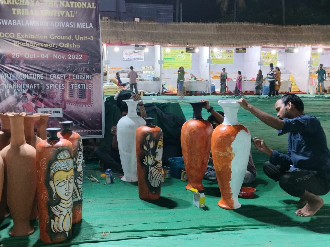 sidbiofficial's tweet photo. With a view to provide a #marketlinkage platform to #tribal #micropreneurs, #SIDBI supported #Adivasi Mela at #Bhubaneswar, where tribal entrepreneurs #exhibited their produce. #SIDBIMSME #Tribalpreneurs #Swavalamban #ClusterDevelopmentInitiative #AmritMahotsav https://t.co/CaQh0qwFIa
