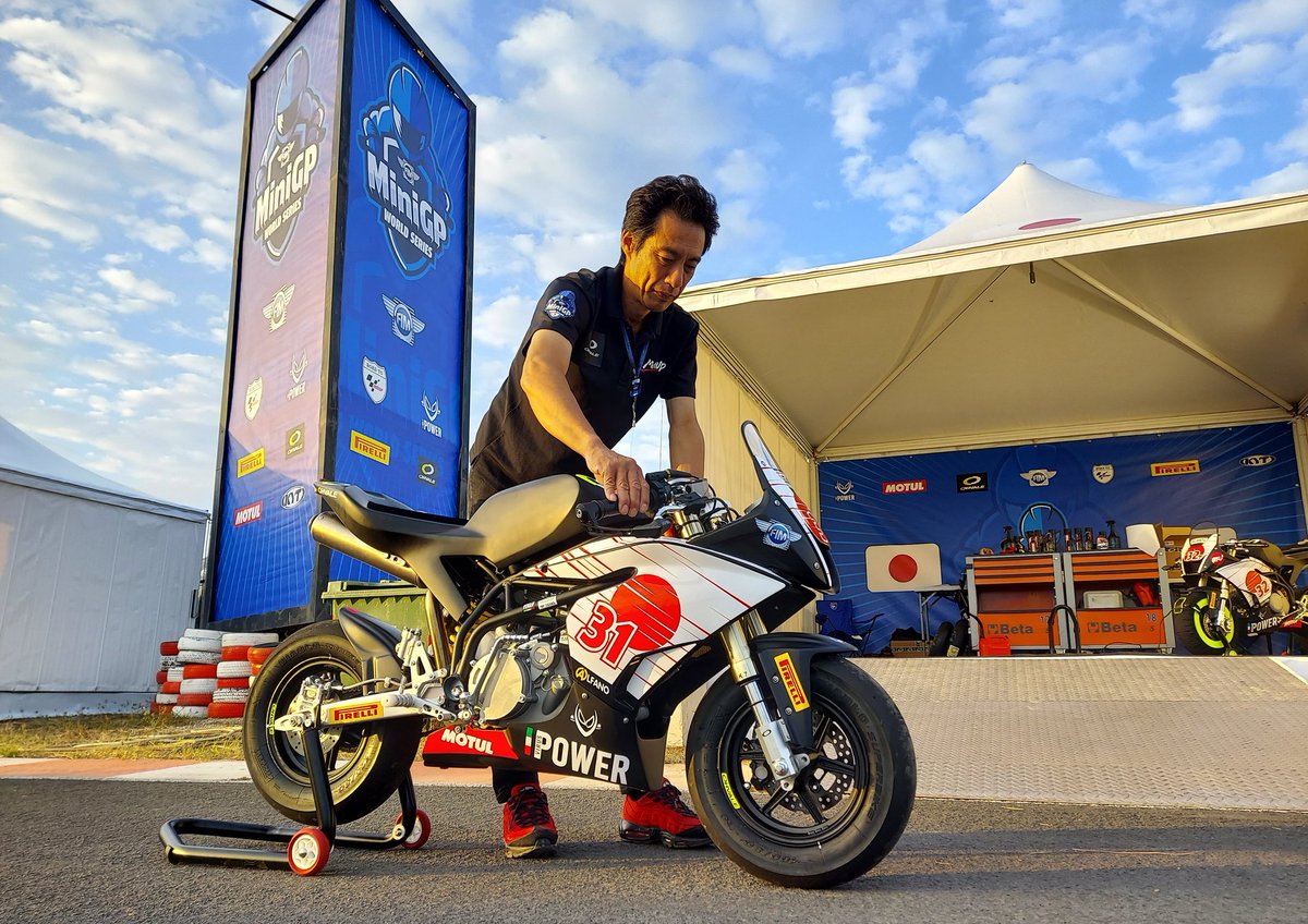 MiniGP_JP's tweet photo. FIM MiniGP WORLD SERIES
バレンシアラウンドは今日からセッション開始です!!
池上選手の熱い走りに期待しましょう!!🇯🇵
#世界へ走れ #fim #minipp #RoadToMotoGP https://t.co/gVXO2fsQGU