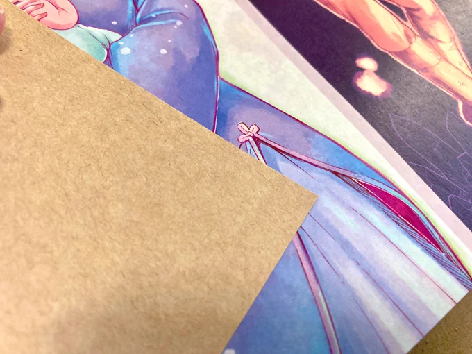 新刊「 #アザミの森 ④」カバーが届きました+。:.゜ヽ(*'∀`)ノ゜.:。+゜表面の晒しクラフトの質感と、背景にうっすら入れたテクスチャがいい感じに馴染んでくれたそして裏面は未晒クラフトになっており、2面性が楽しめる紙!前から使ってみたかったんだよクラフトペーパーデュプレN…! 