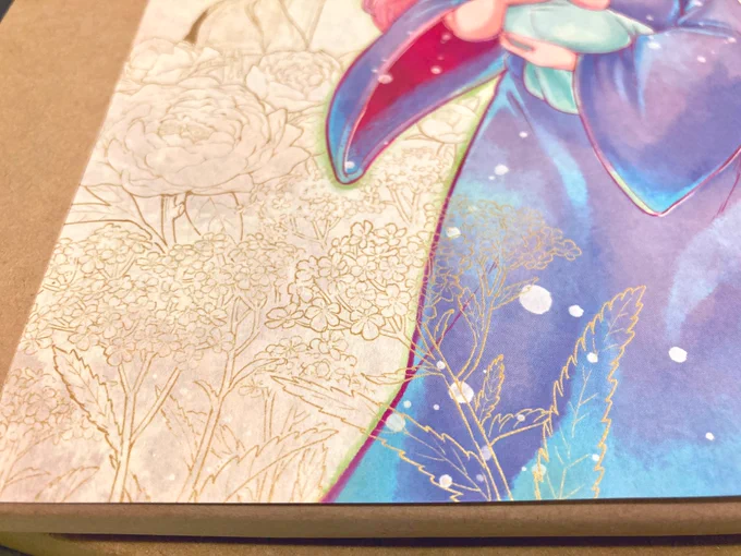 新刊「 #アザミの森 ④」カバーが届きました+。:.゜ヽ(*'∀`)ノ゜.:。+゜表面の晒しクラフトの質感と、背景にうっすら入れたテクスチャがいい感じに馴染んでくれたそして裏面は未晒クラフトになっており、2面性が楽しめる紙!前から使ってみたかったんだよクラフトペーパーデュプレN…! 