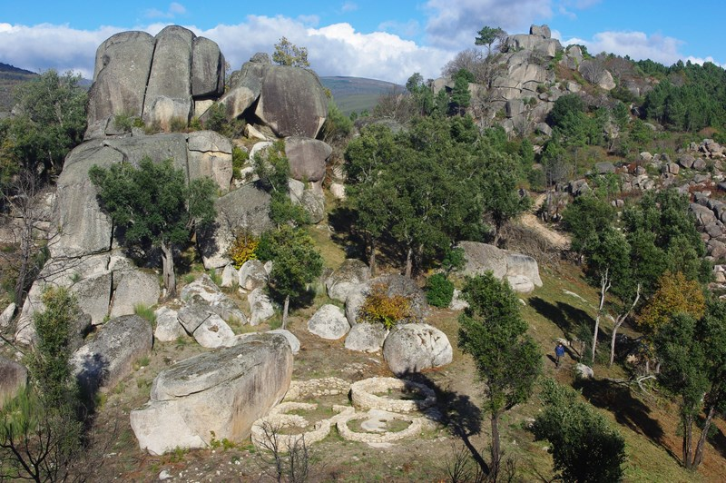 With all those rocky environment, in the middle of a maze of giant granite boulders, some Iron Age round houses emerge from the woods in Os Castelos hillfort (Entrimo, #Galicia). When you visit it, you have a strange feeling of moving inside a videogame. #HillfortsWednesday