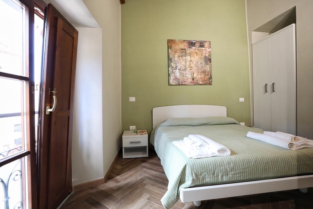 sciarrettagl's tweet photo. La bottega del ciabattino, chiusa da anni, riprende vita e diventa un Ostello della Gioventù. 

Succede a Configni (Rieti) grazie al lavoro fatto con il Comune e  l'associazione giovanile 360.

Un’opportunità di rilancio del territorio e lavoro, con i #giovani al centro! https://t.co/PCW3DE7Eh4