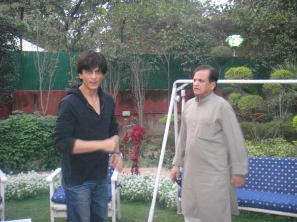 Memories ! @ahmedpatel and @iamsrk shared a very warm relationship. He was very fond of him and always enjoyed watching his films. @mumtazpatels @mfaisalpatel