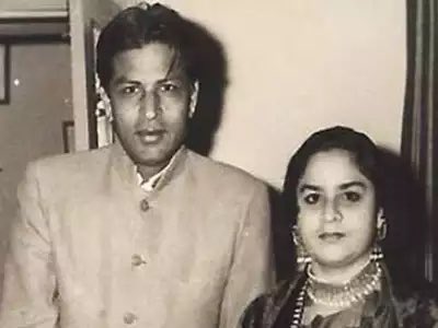 शाहरुख़ की शानदार एक्टिंग की बात होनी चाहिए। उनकी ग़रीबी और संघर्ष की फ़र्ज़ी कहानी एक पैकेजिंग है। रणवीर सिंह भी अरबपति बिल्डर फ़ैमिली के हैं। नसीरुद्दीन भी। बॉलीवुड में यूँ ही कोई टहलते हुए नहीं जा सकता। देश में साक्षरता जब 5% थी तब शाहरुख़ के नाना ऑक्सफ़ोर्ड से पढकर आए थे।