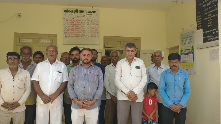 મોરબી દુર્ઘટનામાં જીવ ગુમાવનાર લોકોના આત્માને શાંતિ તેમજ પરિવારજનોને આધાત સહન કરવાની શક્તિ આપે તે માટે પંચાયત ઓફિસે  પ્રાર્થનાસભા કરી બે મિનિટનું મૌન રાખવામાં આવ્યું....
#Gujarat_with_morbi