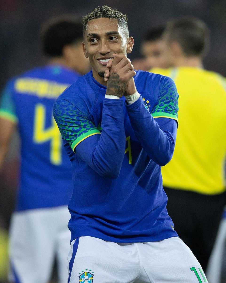 AminuMujahid3's tweet photo. 🚨The Italian National team tried to sign Raphinha during his time at Leeds but the winger rejected and decided to play for his mother country brazil. He always wanted to follow the footsteps of Ronaldinho [Sport] #Barcelona https://t.co/8wJ77s0LGu