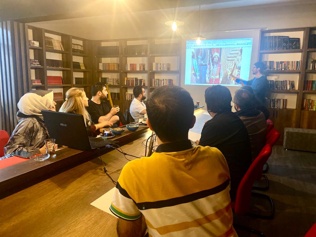 “Adaletin ve Zerafetin Mücessem Hali: Osmanlı Kılıcı” proje çalışmalarımız tüm hızıyla sürüyor ⚔️

Kitapta üçüncü bölümdeyiz ✅

“Yektir Allah, Tektir Allah” diyerek demiri dövüp, kılıç haline getireceğimiz güne adım adım yaklaşıyoruz. #OsmanlıKılıcı 🔥 🗡