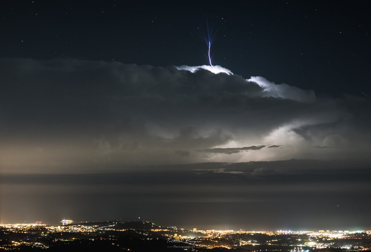 BergenTristan's tweet photo. ⚡️Phénomène particulièrement rare capturé la nuit dernière au large de la #CôtedAzurFrance. Il s'agit vraisemblablement d'un #jetbleu, phénomène lumineux transitoire se produisant à très haute altitude au-dessus des #orages. 
@MeteoFrance_SE @Meteovilles @MeteoExpress https://t.co/MeOi5lMwzV