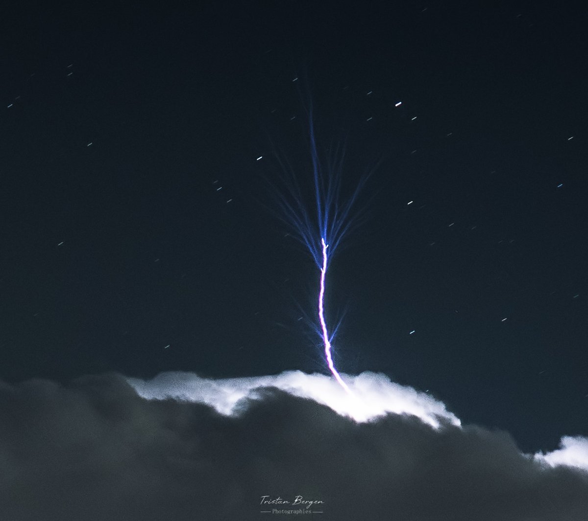 BergenTristan's tweet photo. ⚡️Phénomène particulièrement rare capturé la nuit dernière au large de la #CôtedAzurFrance. Il s'agit vraisemblablement d'un #jetbleu, phénomène lumineux transitoire se produisant à très haute altitude au-dessus des #orages. 
@MeteoFrance_SE @Meteovilles @MeteoExpress https://t.co/MeOi5lMwzV