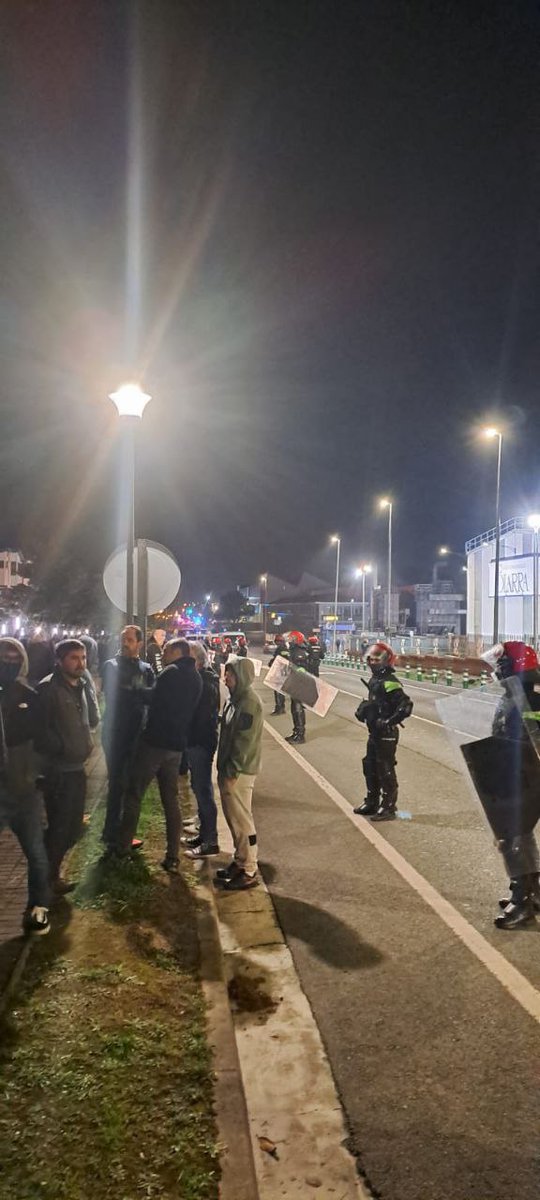 LABsindikatua's tweet image. Bizkaiko metalgintzan hirugarren greba eguna dugu, eta, joan den astean bezala, Ertzaintzaren jarrera oldarkorrak bere horretan jarraitzen du

Kargak, identifikatuak eta atxilotu bat goizeko piketeetan, langileen eskubideak defendatzeagatik

Zaharrak berri