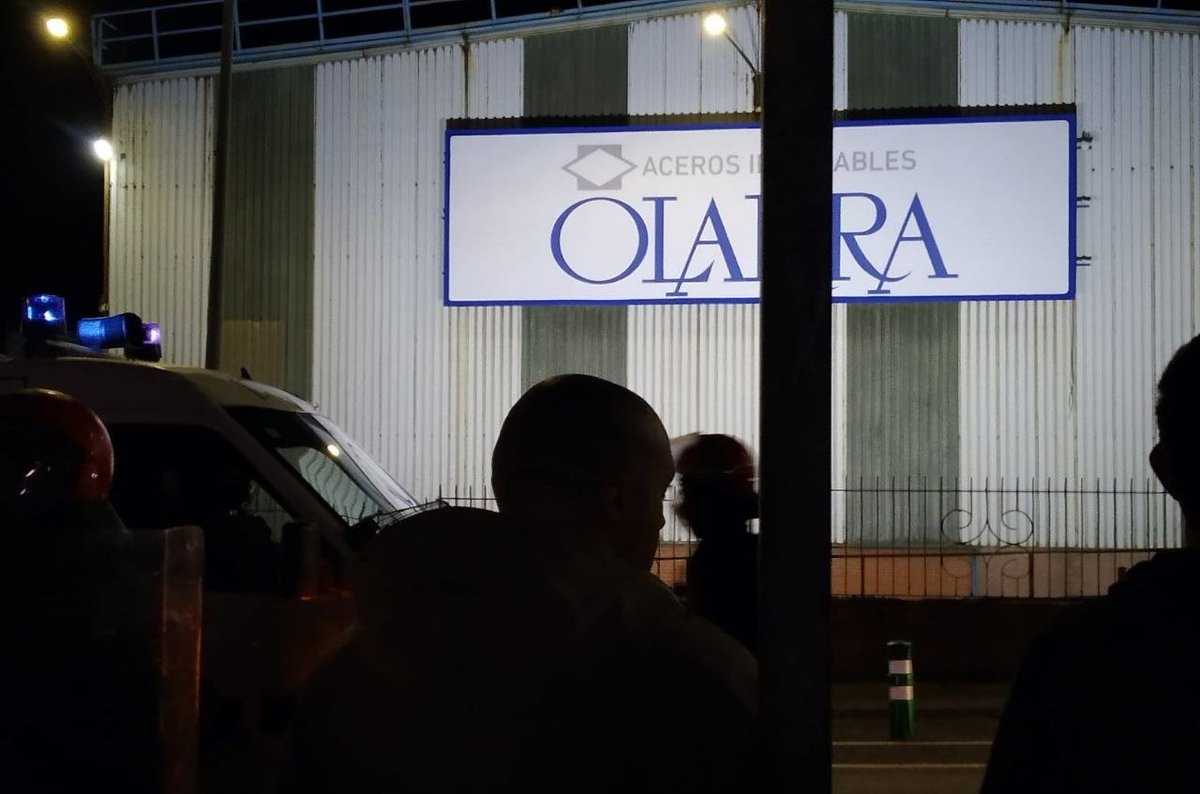 LABsindikatua's tweet image. Bizkaiko metalgintzan hirugarren greba eguna dugu, eta, joan den astean bezala, Ertzaintzaren jarrera oldarkorrak bere horretan jarraitzen du

Kargak, identifikatuak eta atxilotu bat goizeko piketeetan, langileen eskubideak defendatzeagatik

Zaharrak berri