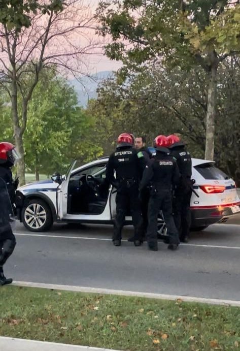 LABsindikatua's tweet image. Bizkaiko metalgintzan hirugarren greba eguna dugu, eta, joan den astean bezala, Ertzaintzaren jarrera oldarkorrak bere horretan jarraitzen du

Kargak, identifikatuak eta atxilotu bat goizeko piketeetan, langileen eskubideak defendatzeagatik

Zaharrak berri