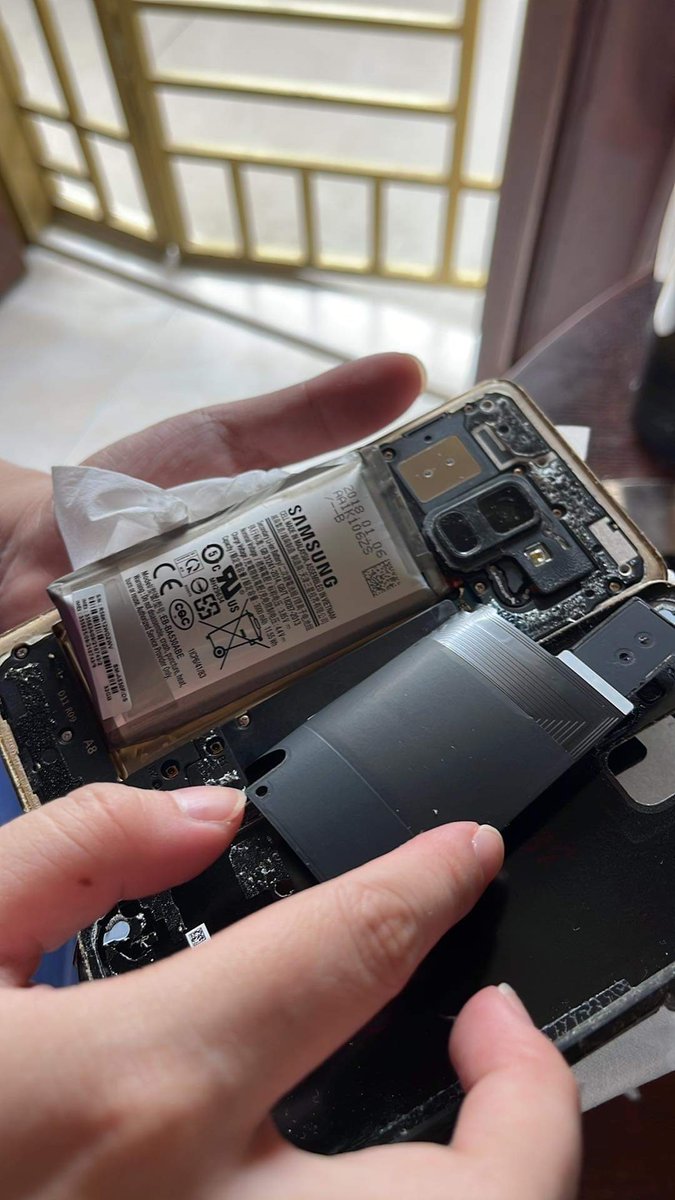 iovyuz's tweet photo. @Mrwhosetheboss my Galaxy A8 (2018) has a bloated battery! My sister and I threw it away rn I don’t have anymore Samsungs other than my note 9. #Samsung @SamsungSG @SamsungMobile #RIP https://t.co/x5so5EWDgR