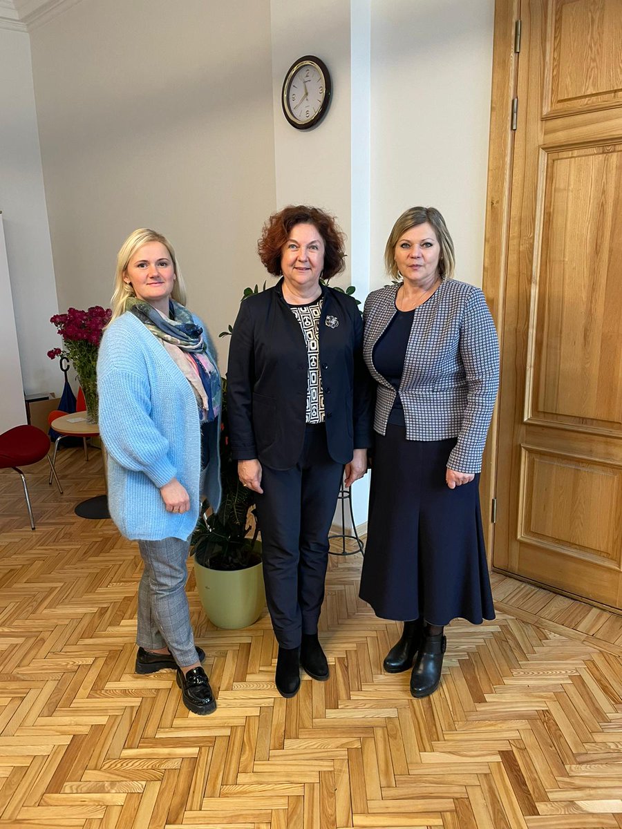 RTU_SESMI's tweet photo. Vakar SESTEL katedras vadītāja Ingūna Jurgelāne-Kaldava tikās ar Rīgas valsts tehnikuma direktori Dagniju Vanagu un Komercdarbības nodaļas vadītāju Lailu Umbraško, lai pārrunātu sadarbības iespējas transporta un loģistikas izglītības jomā. https://t.co/1iDaAeQfUw
