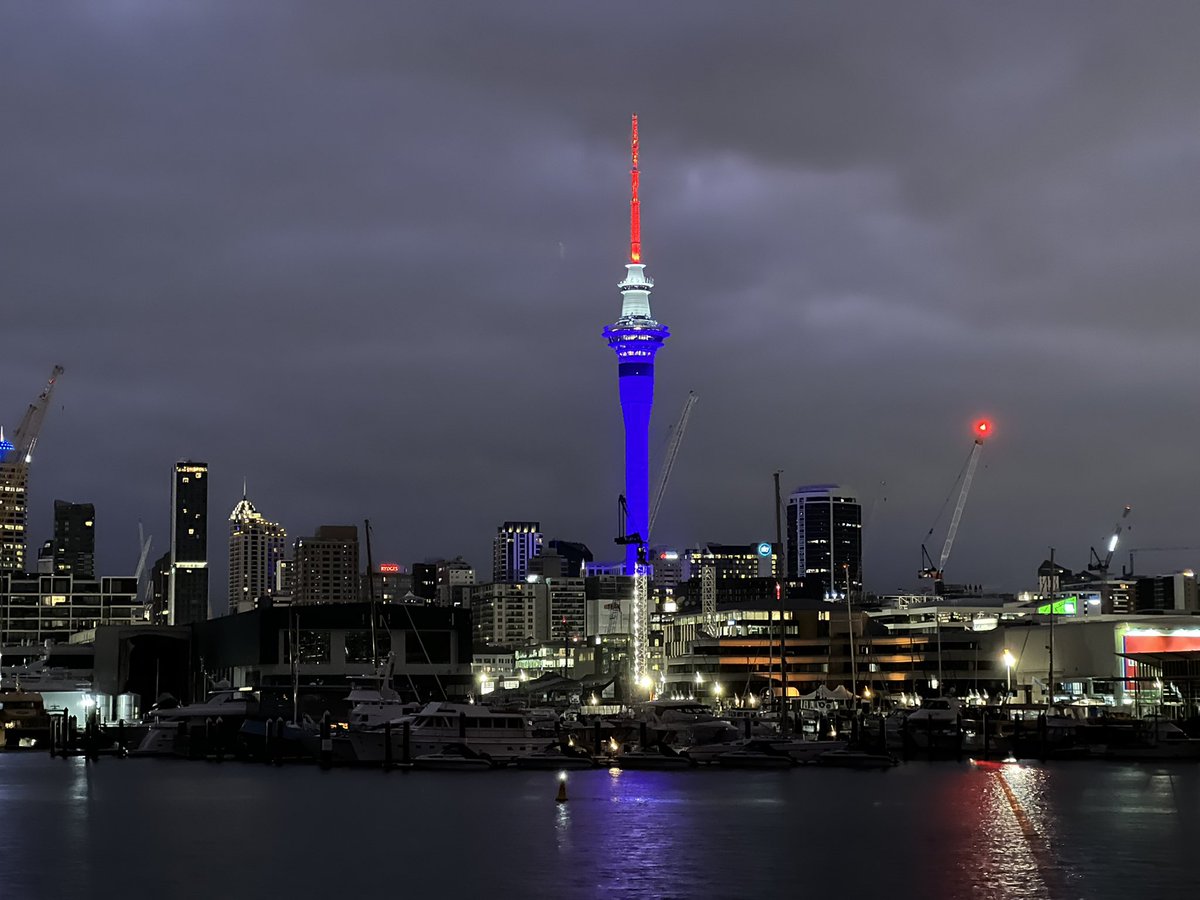 followspen's tweet photo. #skytower #upinlights #landmark #colours #lovenewzealand 😎👌 https://t.co/0FwkVuMSiU