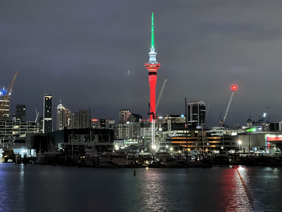 followspen's tweet photo. #skytower #upinlights #landmark #colours #lovenewzealand 😎👌 https://t.co/0FwkVuMSiU