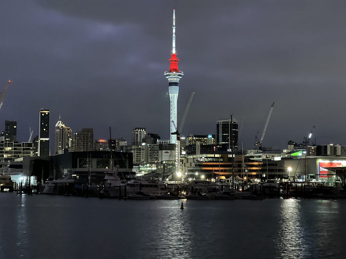 followspen's tweet photo. #skytower #upinlights #landmark #colours #lovenewzealand 😎👌 https://t.co/0FwkVuMSiU