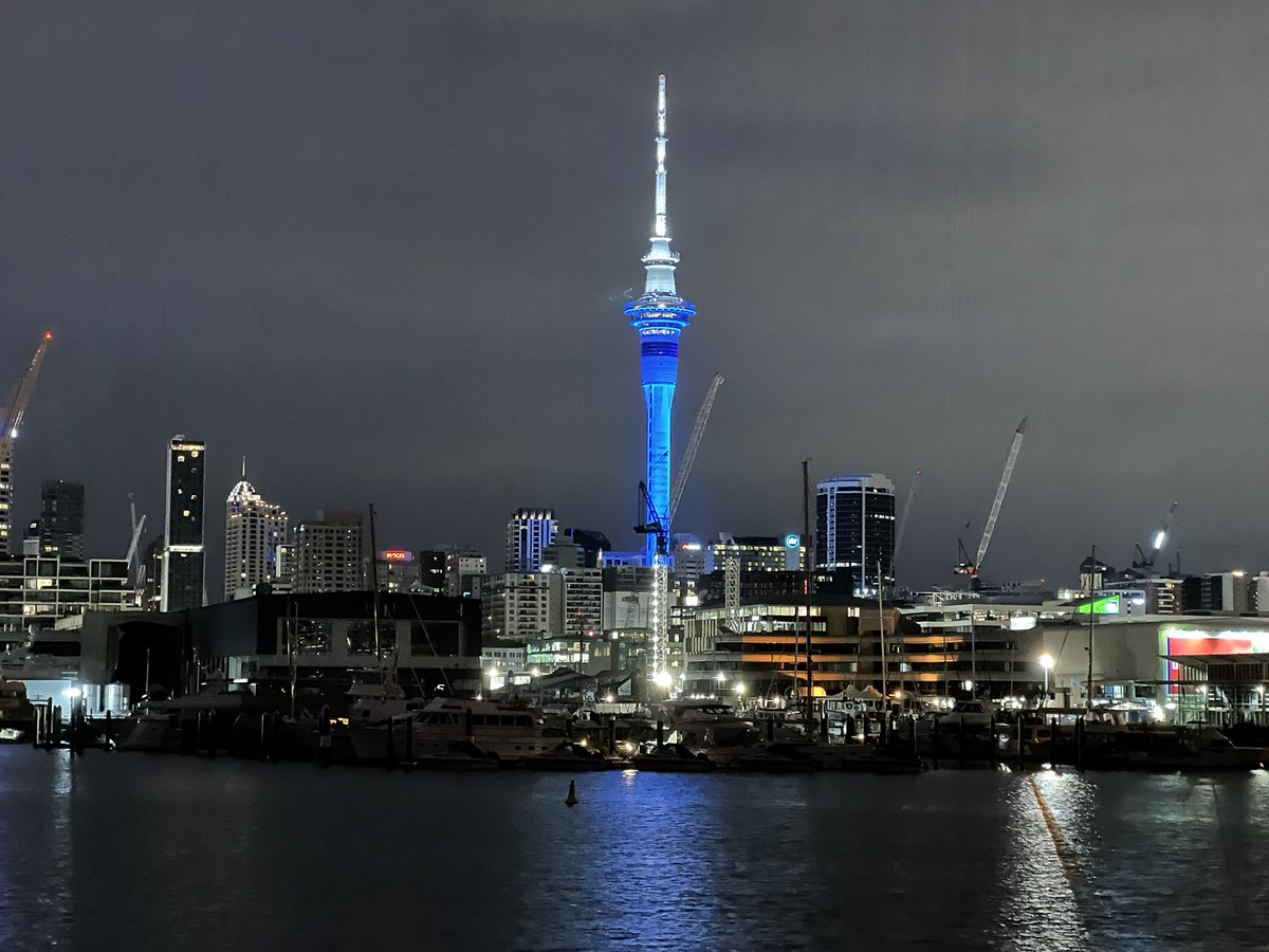 followspen's tweet photo. #skytower #upinlights #landmark #colours #lovenewzealand 😎👌 https://t.co/0FwkVuMSiU