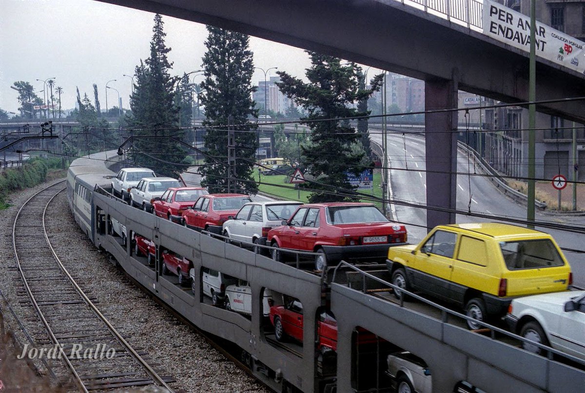 ger58056's tweet photo. Magnífica fotografía del Talgo - camas, Madrid Barcelona, pasando por Plaça de les Glòries Catalanes en 1986.-
 Foto : Jordi Rallo. https://t.co/ZUhVB5Brtr