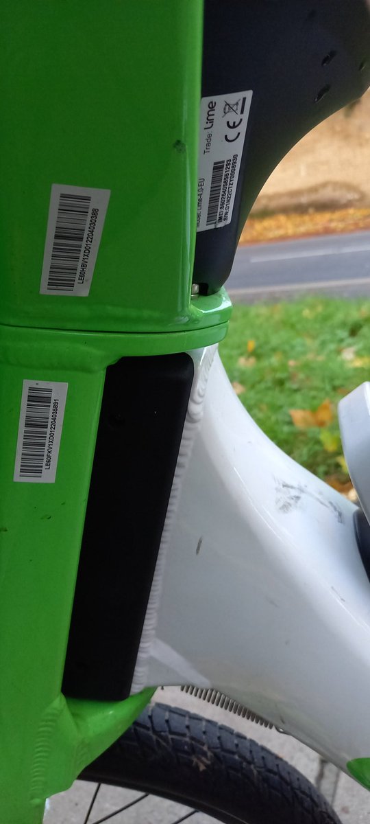 RandomYarning's tweet photo. 48 hours after being abandoned in the middle of the pavement this #lime bike is still blocking the pavement. @limebike #BadManner #Rude #Inconsiderate https://t.co/DIVaF42Hoq